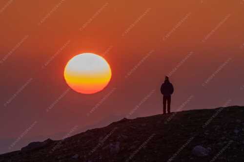 Glutrot geht die Sonne an diesem herrlichen Frühlingsmorgen über dem Estergebirgen auf - Sonnenaufgang - Seitenverhältnis 3:2 - Morgenstimmung im Wetterstein - weitere Infos unter https://www.kriner-weiermann.de