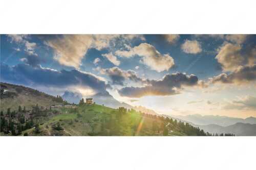 Am Abend scheint die Sonne noch warm und in herrlichem Licht an das Schachenschloss - Sonnenkönig - Seitenverhältnis 2,5:1 - Sonnenuntergang am Schachen - weitere Infos unter https://www.kriner-weiermann.de