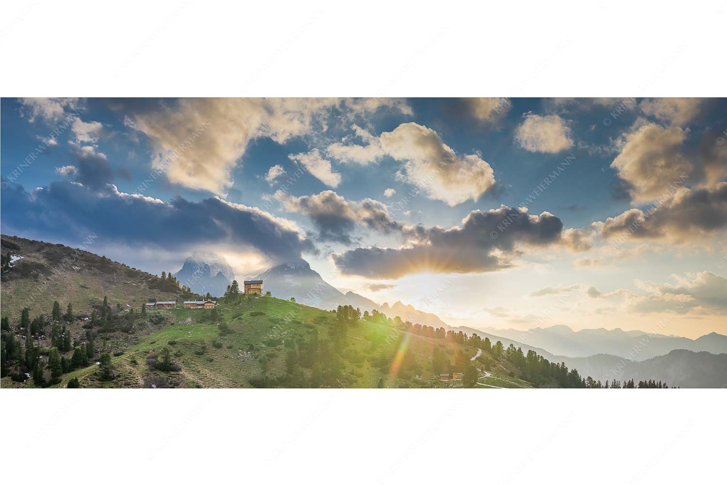 Am Abend scheint die Sonne noch warm und in herrlichem Licht an das Schachenschloss - Sonnenkönig - Seitenverhältnis 2,5:1 - Sonnenuntergang am Schachen - weitere Infos unter https://www.kriner-weiermann.de