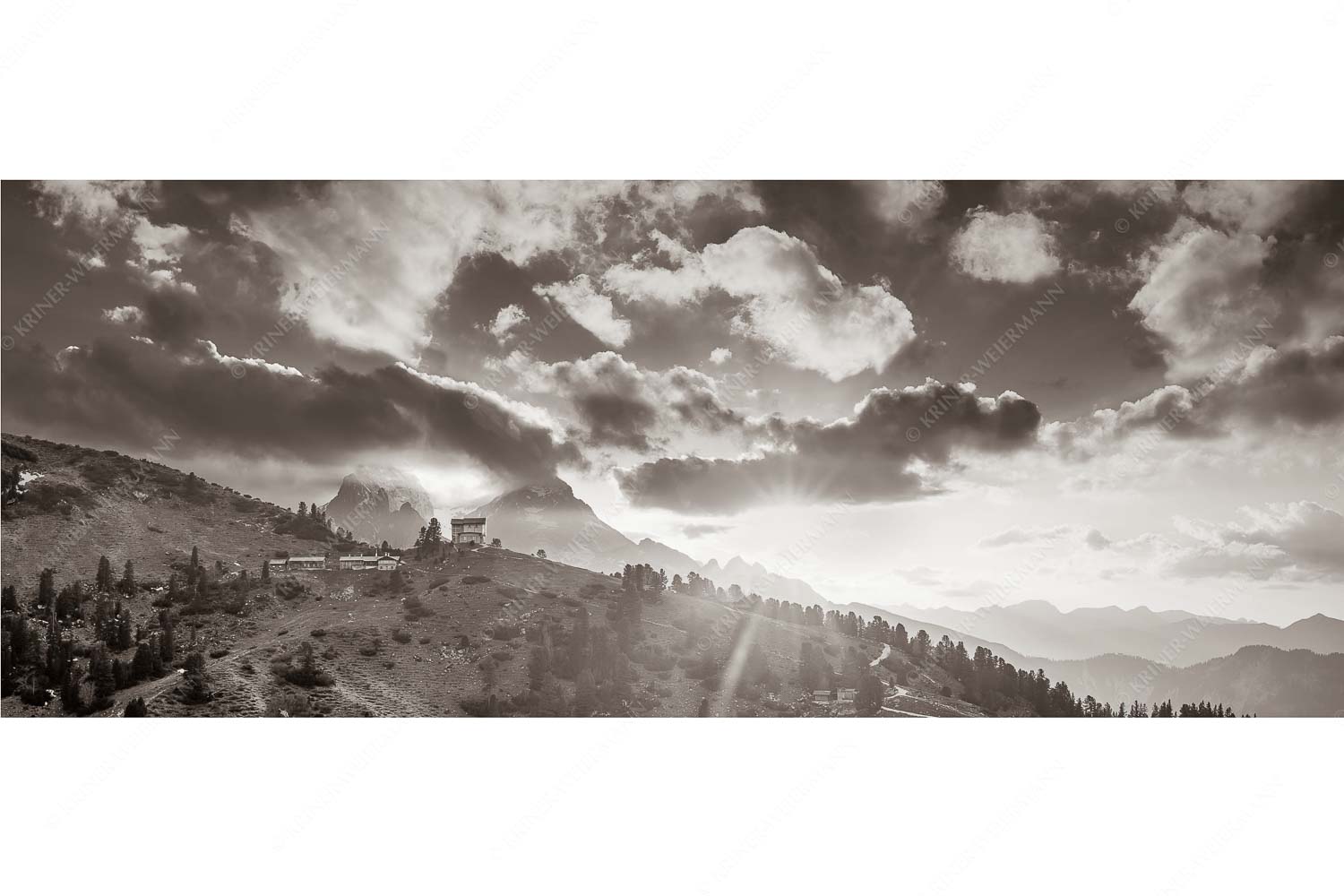 Am Abend scheint die Sonne noch warm und in herrlichem Licht an das Schachenschloss - Sonnenkönig - Seitenverhältnis 2,5:1 - Sonnenuntergang am Schachen - weitere Infos unter https://www.kriner-weiermann.de