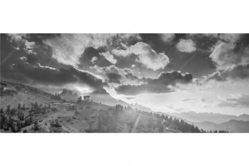 Am Abend scheint die Sonne noch warm und in herrlichem Licht an das Schachenschloss - Sonnenkönig - Seitenverhältnis 2,5:1 - Sonnenuntergang am Schachen - weitere Infos unter https://www.kriner-weiermann.de