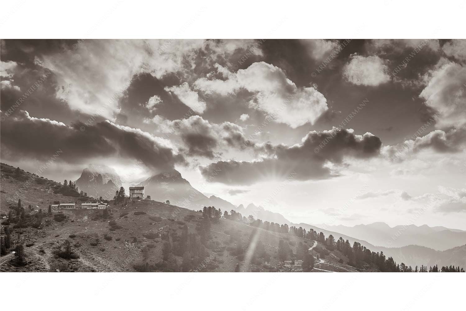 Sonnenkönig – Seitenverhältnis 2:1 — Sonnenuntergang am Schachen Am Abend scheint die Sonne noch warm und in herrlichem Licht an das Schachenschloss