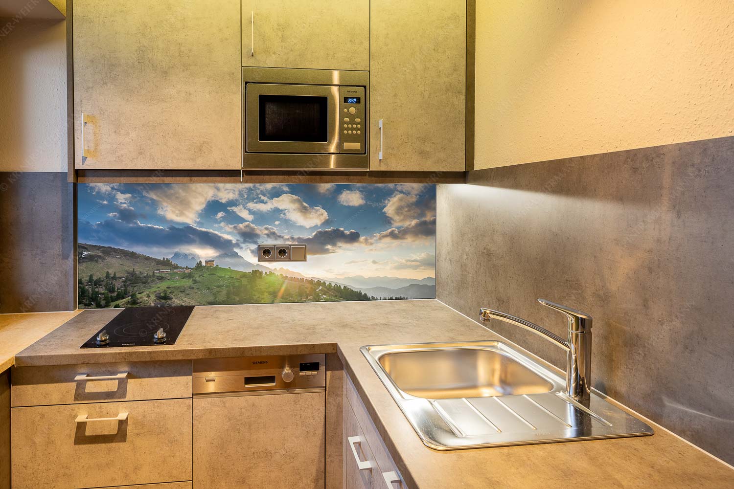 Sonnenkönig – Größe ca. 150x60cm, Seitenverhältnis 2,5:1 — Sonnenuntergang am Schachen Am Abend scheint die Sonne noch warm und in herrlichem Licht an das Schachenschloss - Sonnenkönig - Größe ca. 150x60cm, Seitenverhältnis 2,5:1 - Sonnenuntergang am Schachen - weitere Infos unter https://www.kriner-weiermann.de