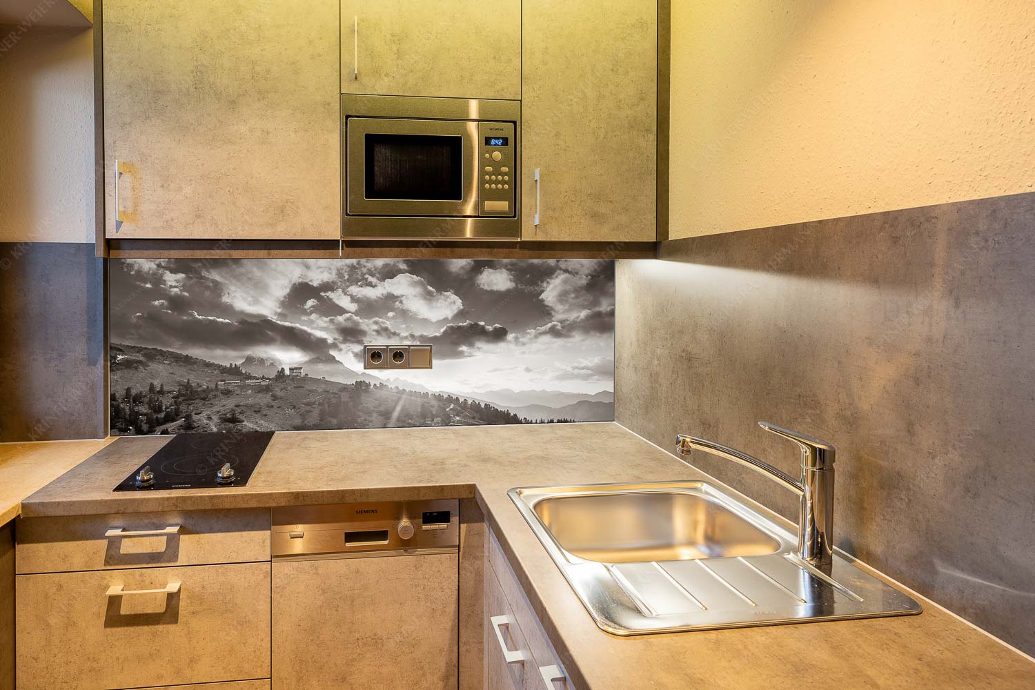 Sonnenkönig – Größe ca. 150x60cm, Seitenverhältnis 2,5:1 — Sonnenuntergang am Schachen Am Abend scheint die Sonne noch warm und in herrlichem Licht an das Schachenschloss - Sonnenkönig - Größe ca. 150x60cm, Seitenverhältnis 2,5:1 - Sonnenuntergang am Schachen - weitere Infos unter https://www.kriner-weiermann.de