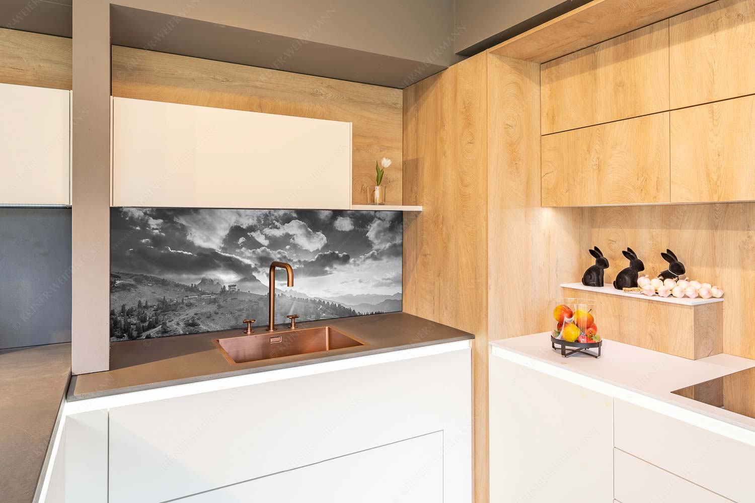 Am Abend scheint die Sonne noch warm und in herrlichem Licht an das Schachenschloss - Sonnenkönig - Größe ca. 150x60cm, Seitenverhältnis 2,5:1 - Sonnenuntergang am Schachen - weitere Infos unter https://www.kriner-weiermann.de