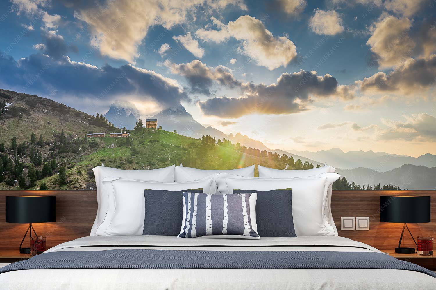 Am Abend scheint die Sonne noch warm und in herrlichem Licht an das Schachenschloss - Sonnenkönig - Größe ca. 350x140cm, Seitenverhältnis 2,5:1 - Sonnenuntergang am Schachen - weitere Infos unter https://www.kriner-weiermann.de