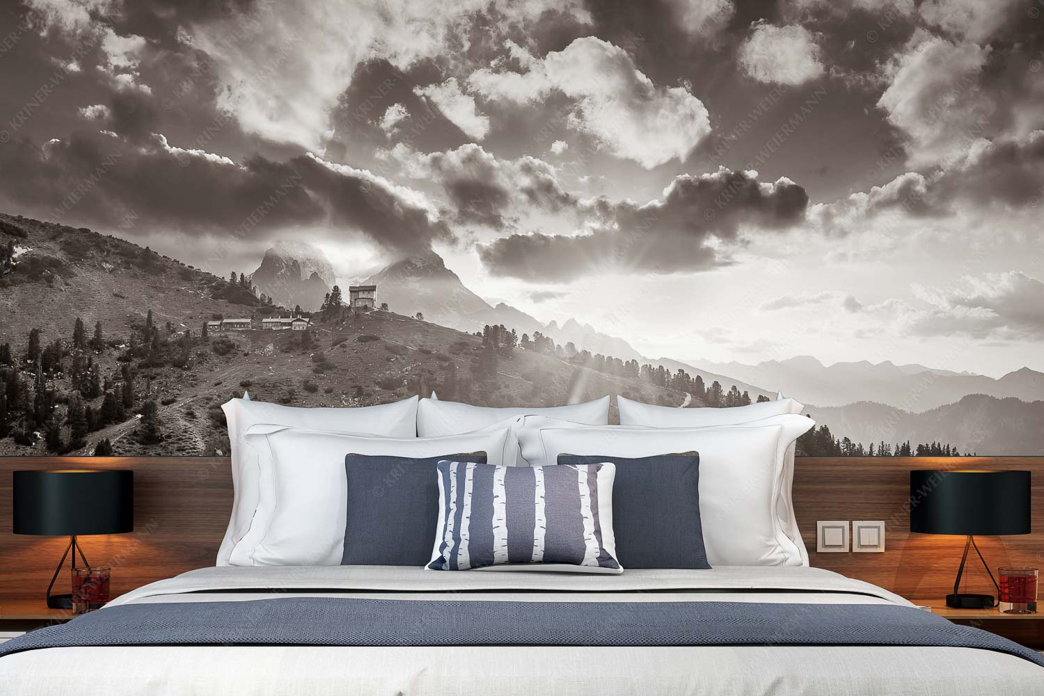 Sonnenkönig – Größe ca. 350x140cm, Seitenverhältnis 2,5:1 — Sonnenuntergang am Schachen Am Abend scheint die Sonne noch warm und in herrlichem Licht an das Schachenschloss - Sonnenkönig - Größe ca. 350x140cm, Seitenverhältnis 2,5:1 - Sonnenuntergang am Schachen - weitere Infos unter https://www.kriner-weiermann.de