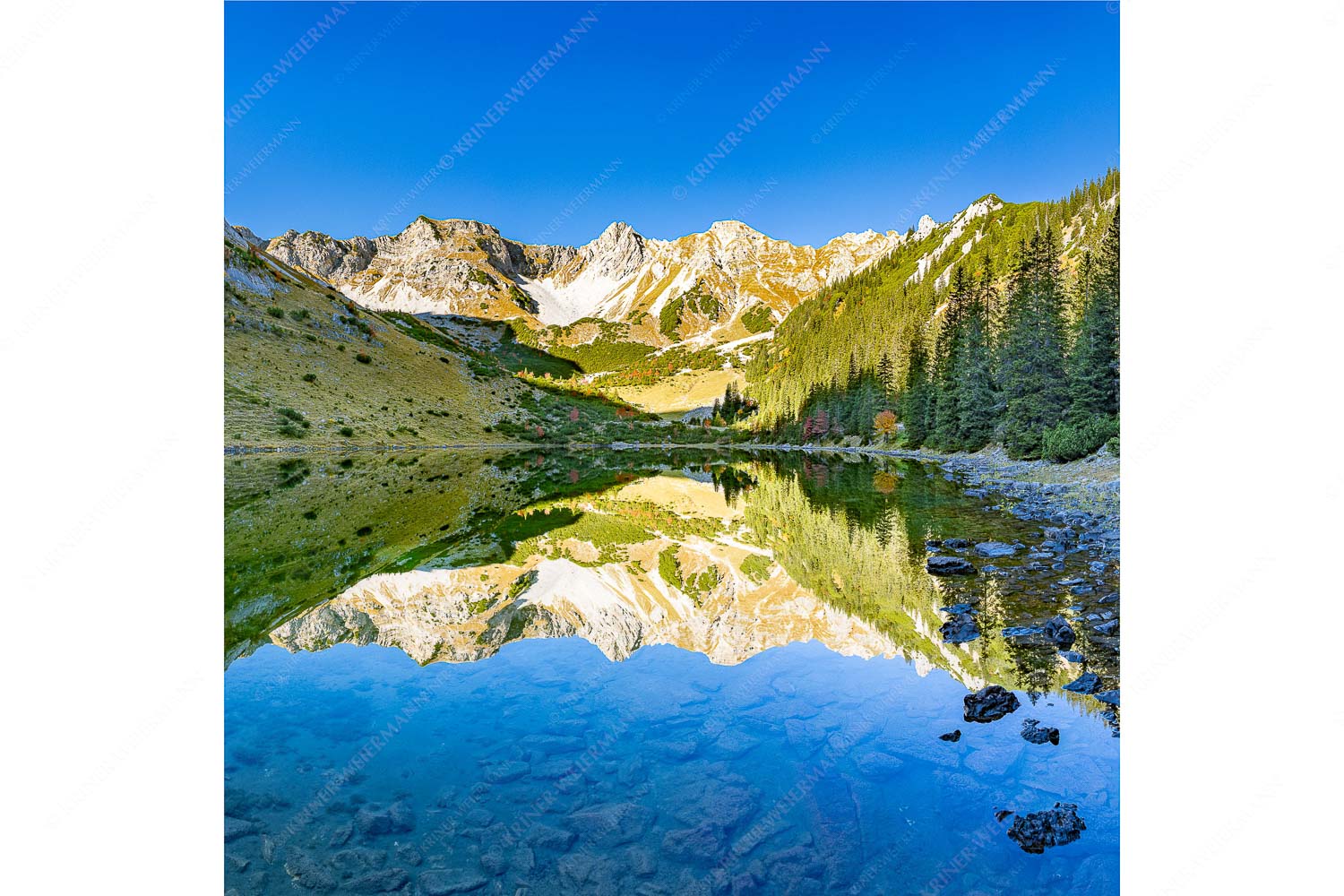 Spiegelglatt – Seitenverhältnis 1:1 — Spiegelung am Soiernsee mit Schöttlkarspitze Blick über Soiernsee zur Schöttlkarspitze