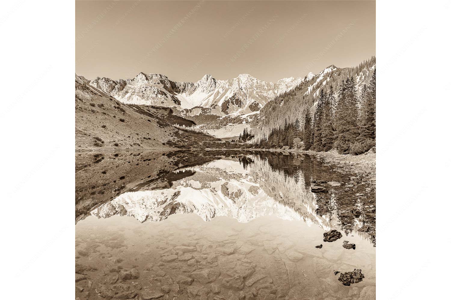 Spiegelglatt – Seitenverhältnis 1:1 — Spiegelung am Soiernsee mit Schöttlkarspitze Blick über Soiernsee zur Schöttlkarspitze