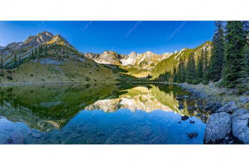 Blick über Soiernsee zur Schöttlkarspitze - Spiegelglatt - Seitenverhältnis 2:1 - Spiegelung am Soiernsee mit Schöttlkarspitze - weitere Infos unter https://www.kriner-weiermann.de