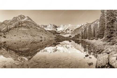 Blick über Soiernsee zur Schöttlkarspitze - Spiegelglatt - Seitenverhältnis 2:1 - Spiegelung am Soiernsee mit Schöttlkarspitze - weitere Infos unter https://www.kriner-weiermann.de