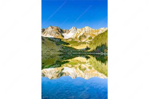 Blick über Soiernsee zur Schöttlkarspitze - Spiegelglatt - Seitenverhältnis 2:3 - Spiegelung am Soiernsee mit Schöttlkarspitze - weitere Infos unter https://www.kriner-weiermann.de