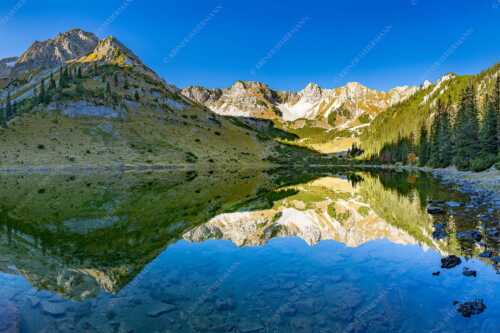Blick über Soiernsee zur Schöttlkarspitze - Spiegelglatt - Seitenverhältnis 3:2 - Spiegelung am Soiernsee mit Schöttlkarspitze - weitere Infos unter https://www.kriner-weiermann.de