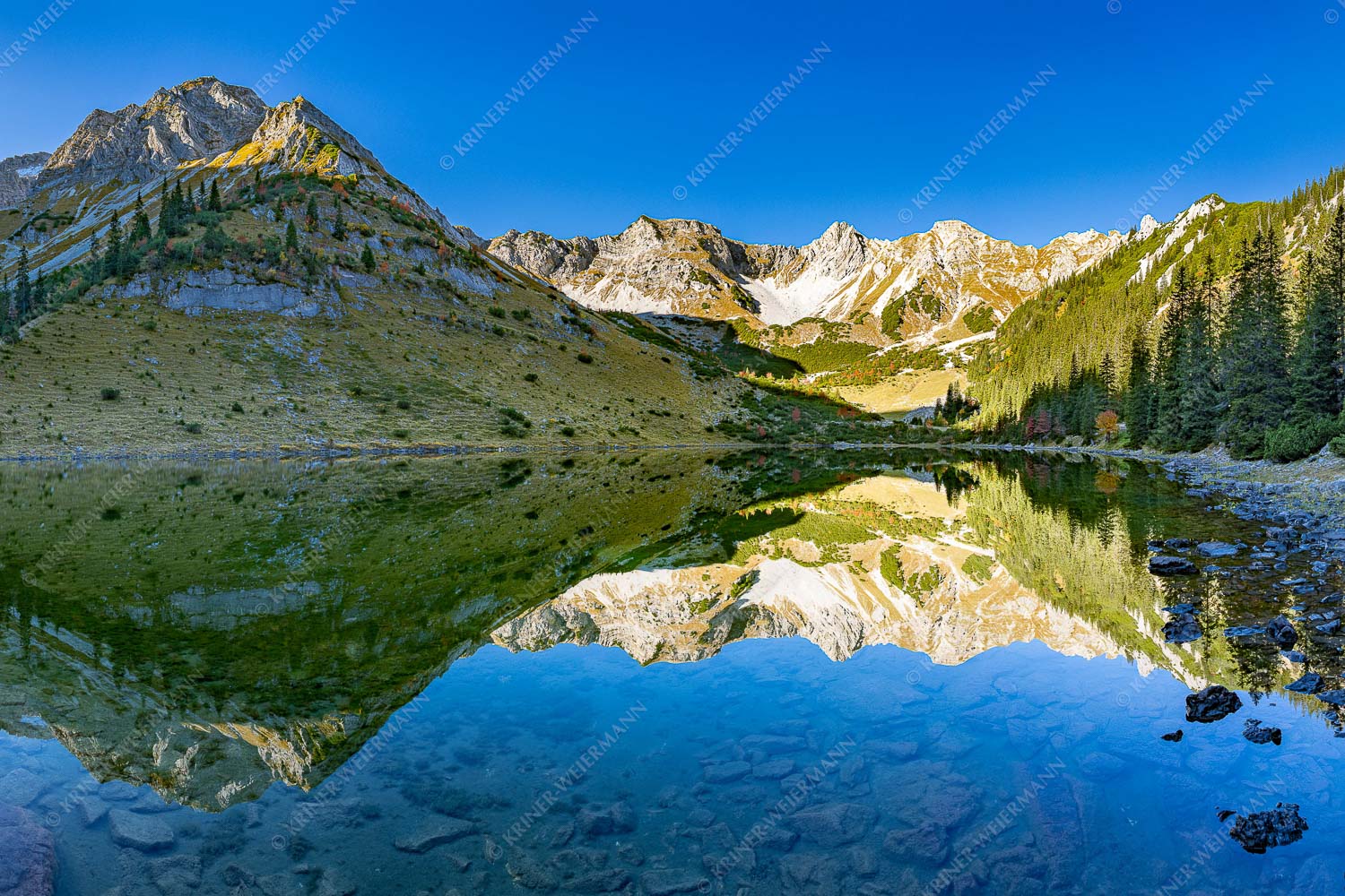 Spiegelglatt – Seitenverhältnis 3:2 — Spiegelung am Soiernsee mit Schöttlkarspitze Blick über Soiernsee zur Schöttlkarspitze