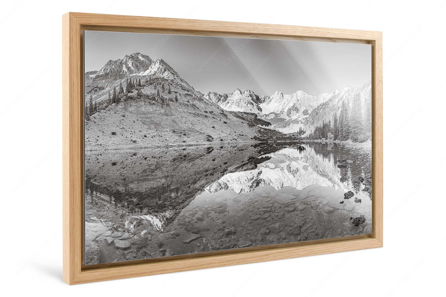 Spiegelglatt – Foto im Schattenfugen-Rahmen — Spiegelung am Soiernsee mit Schöttlkarspitze Blick über Soiernsee zur Schöttlkarspitze - Spiegelglatt - Foto im Schattenfugen-Rahmen - Spiegelung am Soiernsee mit Schöttlkarspitze - weitere Infos unter https://www.kriner-weiermann.de