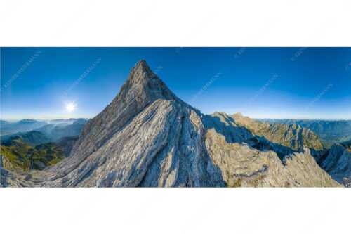Bergsteiger unterwegs auf der Ferrata kurz vor dem Alpspitzgipfel im Wettersteingebirge - Spitze - Seitenverhältnis 2,5:1 - Bergsteiger an der Ferrata der Alpspitze - weitere Infos unter https://www.kriner-weiermann.de