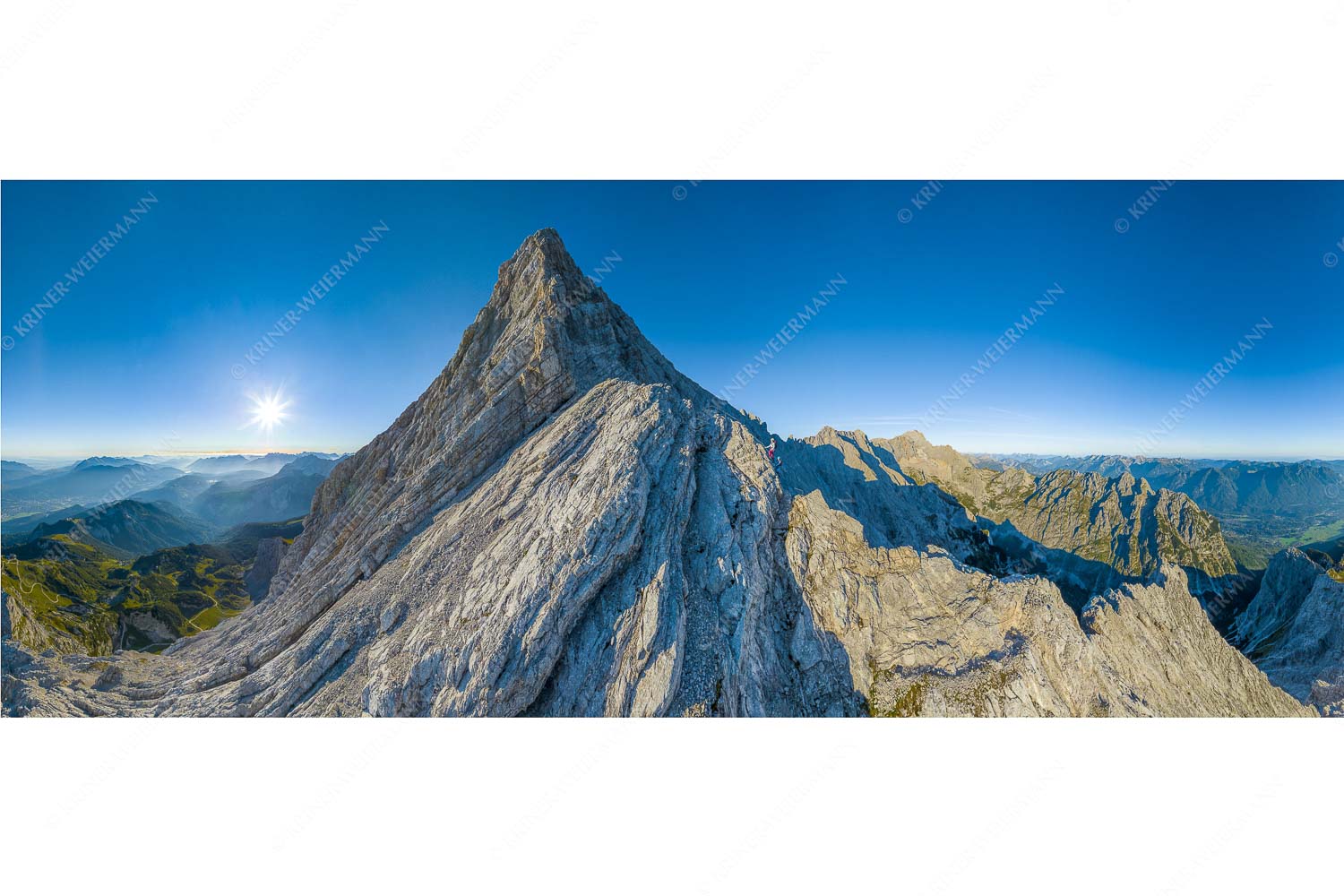 Spitze – Seitenverhältnis 2,5:1 — Bergsteiger an der Ferrata der Alpspitze Bergsteiger unterwegs auf der Ferrata kurz vor dem Alpspitzgipfel im Wettersteingebirge