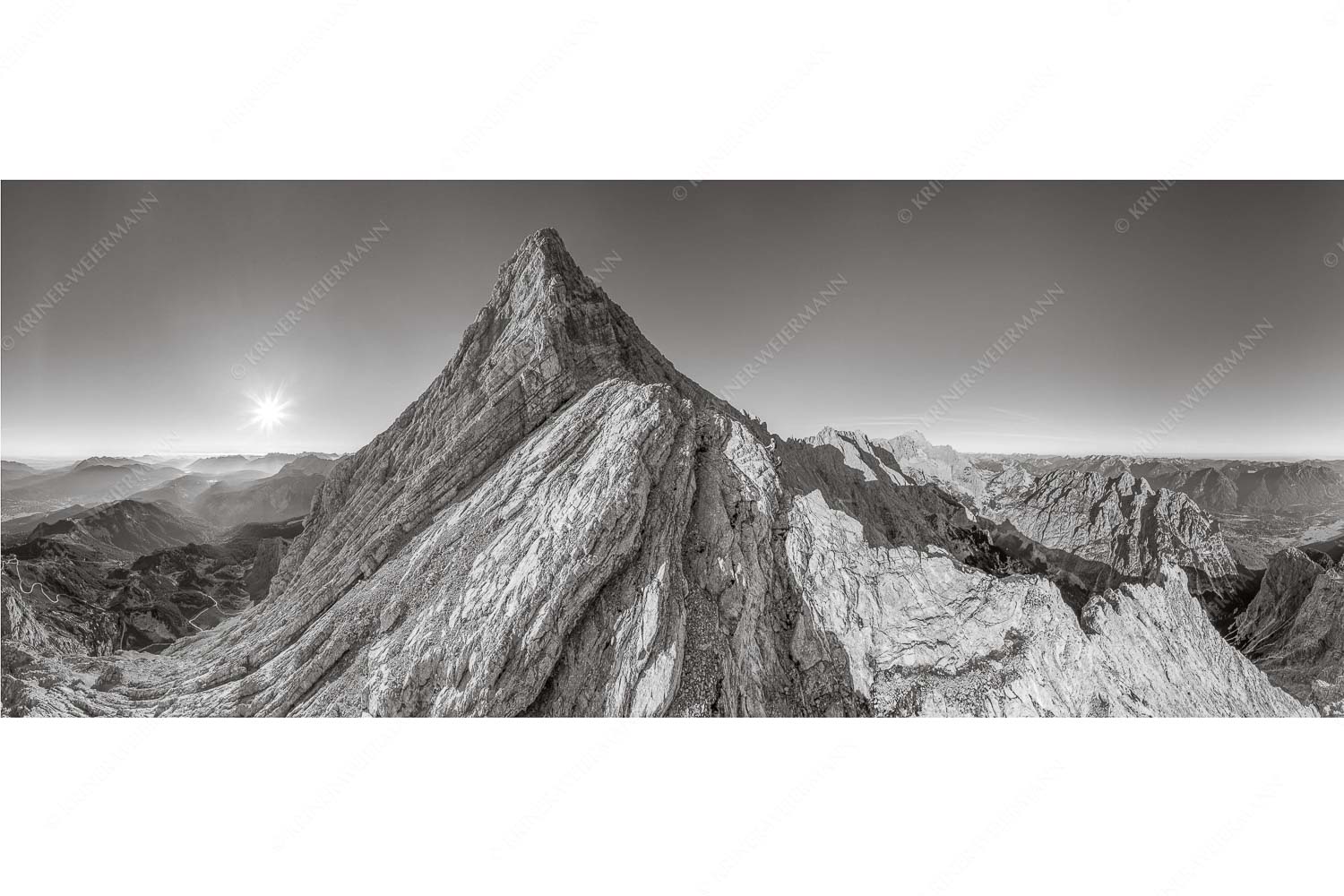 Spitze – Seitenverhältnis 2,5:1 — Bergsteiger an der Ferrata der Alpspitze Bergsteiger unterwegs auf der Ferrata kurz vor dem Alpspitzgipfel im Wettersteingebirge