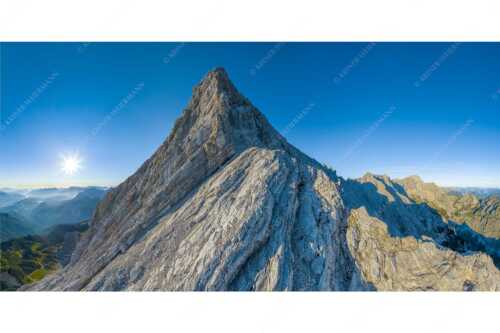 Bergsteiger unterwegs auf der Ferrata kurz vor dem Alpspitzgipfel im Wettersteingebirge - Spitze - Seitenverhältnis 2:1 - Bergsteiger an der Ferrata der Alpspitze - weitere Infos unter https://www.kriner-weiermann.de