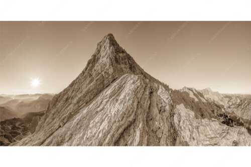 Bergsteiger unterwegs auf der Ferrata kurz vor dem Alpspitzgipfel im Wettersteingebirge - Spitze - Seitenverhältnis 2:1 - Bergsteiger an der Ferrata der Alpspitze - weitere Infos unter https://www.kriner-weiermann.de