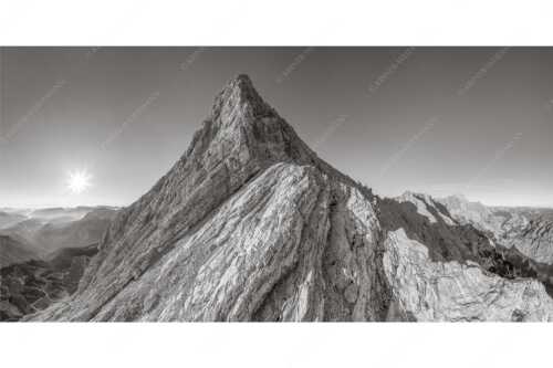 Bergsteiger unterwegs auf der Ferrata kurz vor dem Alpspitzgipfel im Wettersteingebirge - Spitze - Seitenverhältnis 2:1 - Bergsteiger an der Ferrata der Alpspitze - weitere Infos unter https://www.kriner-weiermann.de