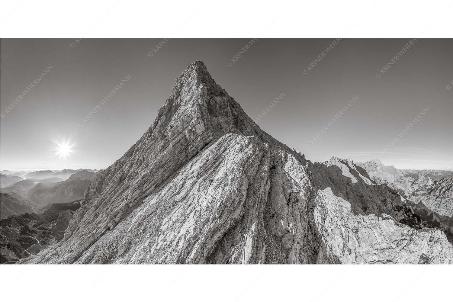 Spitze – Seitenverhältnis 2:1 — Bergsteiger an der Ferrata der Alpspitze Bergsteiger unterwegs auf der Ferrata kurz vor dem Alpspitzgipfel im Wettersteingebirge