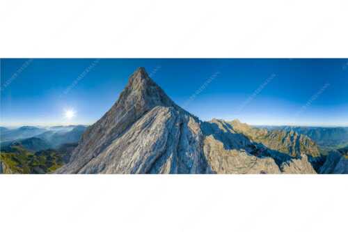 Bergsteiger unterwegs auf der Ferrata kurz vor dem Alpspitzgipfel im Wettersteingebirge - Spitze - Seitenverhältnis 3:1 - Bergsteiger an der Ferrata der Alpspitze - weitere Infos unter https://www.kriner-weiermann.de