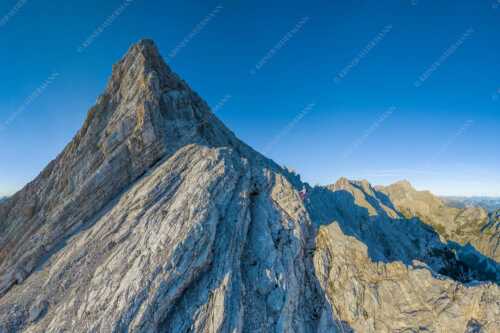 Bergsteiger unterwegs auf der Ferrata kurz vor dem Alpspitzgipfel im Wettersteingebirge - Spitze - Seitenverhältnis 3:2 - Bergsteiger an der Ferrata der Alpspitze - weitere Infos unter https://www.kriner-weiermann.de