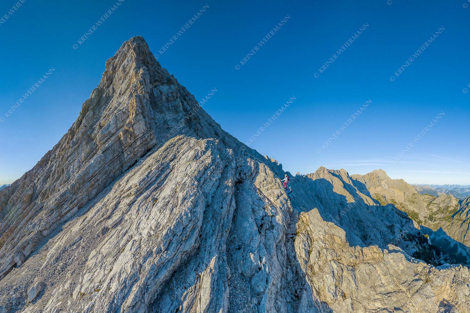 Spitze – Seitenverhältnis 3:2 — Bergsteiger an der Ferrata der Alpspitze Bergsteiger unterwegs auf der Ferrata kurz vor dem Alpspitzgipfel im Wettersteingebirge