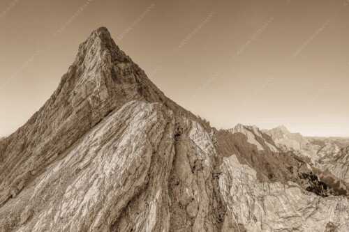 Bergsteiger unterwegs auf der Ferrata kurz vor dem Alpspitzgipfel im Wettersteingebirge - Spitze - Seitenverhältnis 3:2 - Bergsteiger an der Ferrata der Alpspitze - weitere Infos unter https://www.kriner-weiermann.de