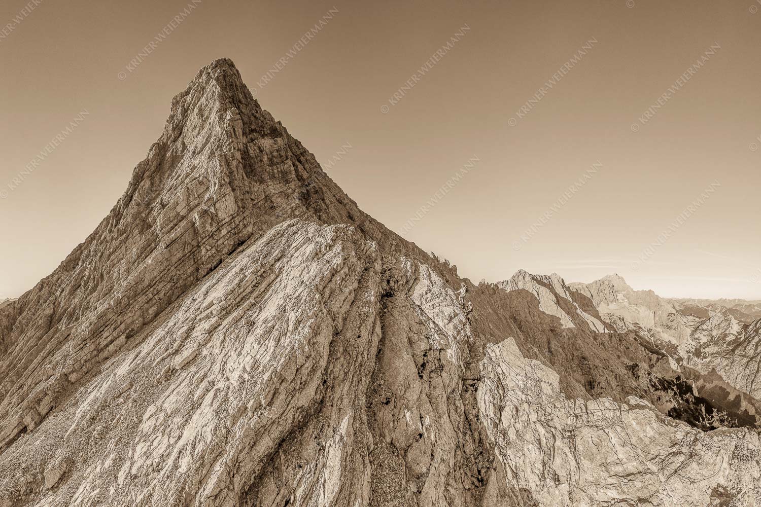 Spitze – Seitenverhältnis 3:2 — Bergsteiger an der Ferrata der Alpspitze Bergsteiger unterwegs auf der Ferrata kurz vor dem Alpspitzgipfel im Wettersteingebirge