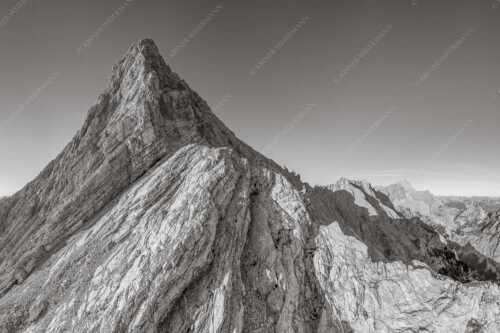 Bergsteiger unterwegs auf der Ferrata kurz vor dem Alpspitzgipfel im Wettersteingebirge - Spitze - Seitenverhältnis 3:2 - Bergsteiger an der Ferrata der Alpspitze - weitere Infos unter https://www.kriner-weiermann.de