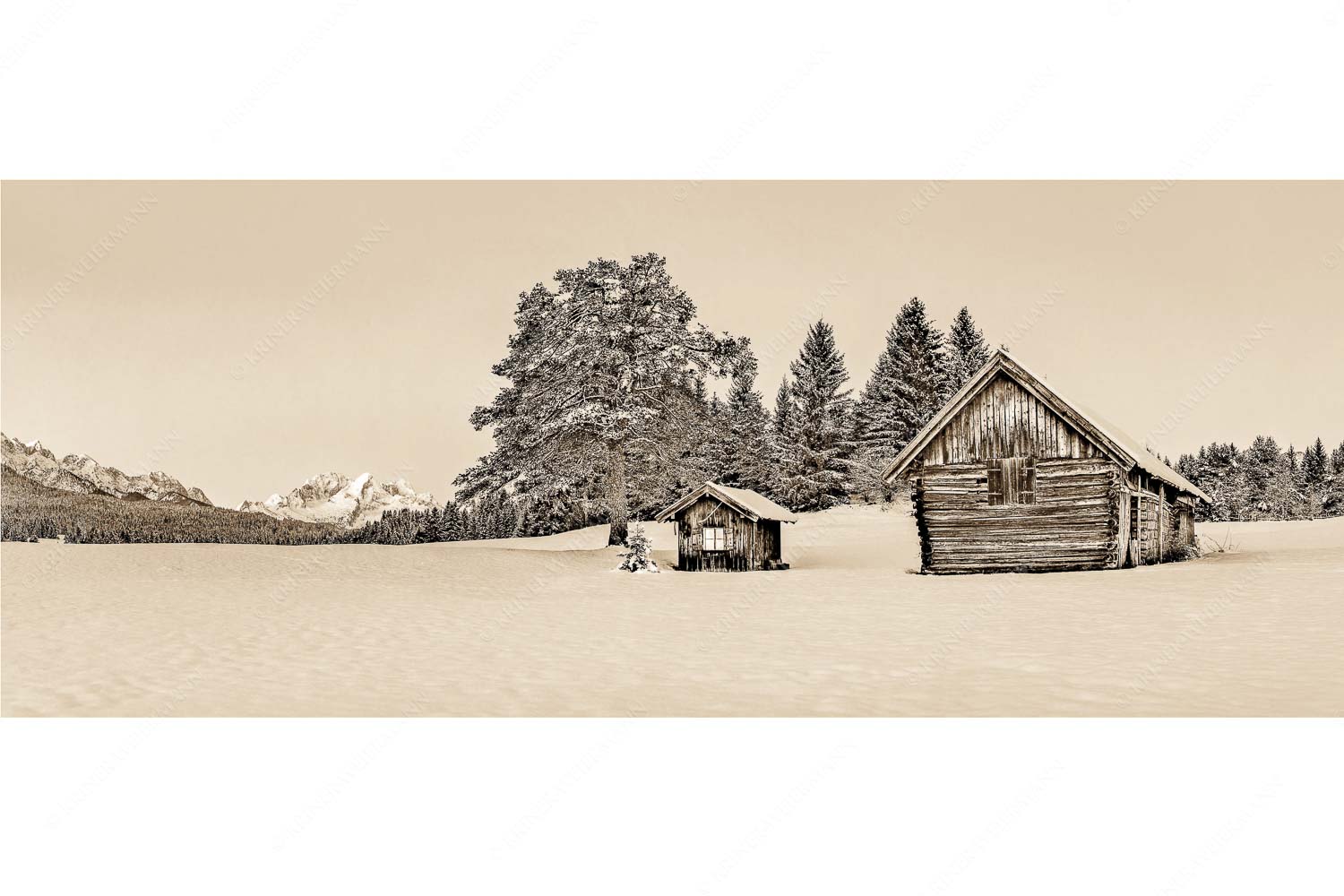 Staade Zeit II – Seitenverhältnis 2,5:1 — Christbaum an Hütte mit Wetterstein Adventliche Stimmung an Wiesmahdhütterl mit Blick auf Zugspitzmassiv
