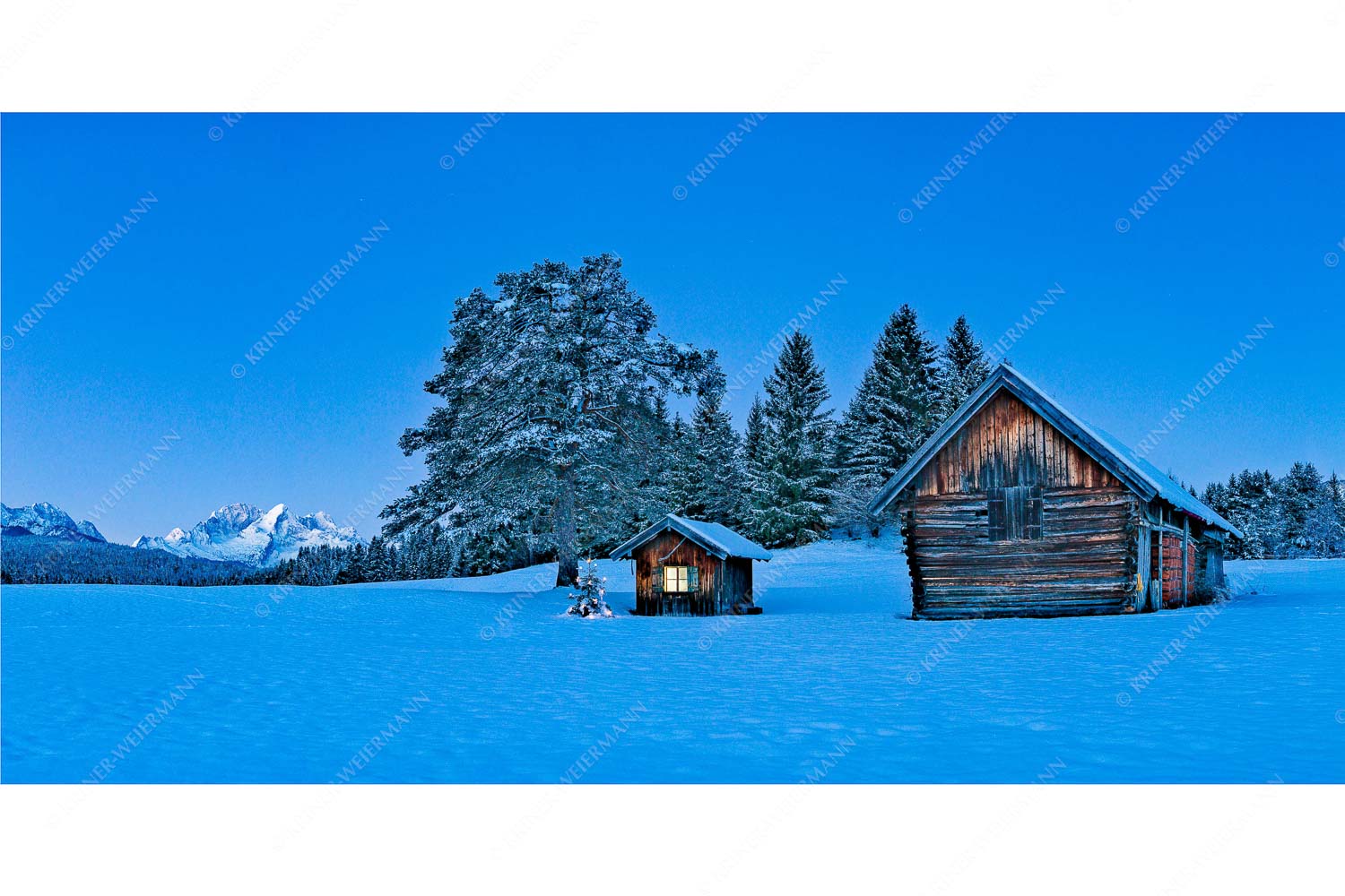 Staade Zeit II – Seitenverhältnis 2:1 — Christbaum an Hütte mit Wetterstein Adventliche Stimmung an Wiesmahdhütterl mit Blick auf Zugspitzmassiv