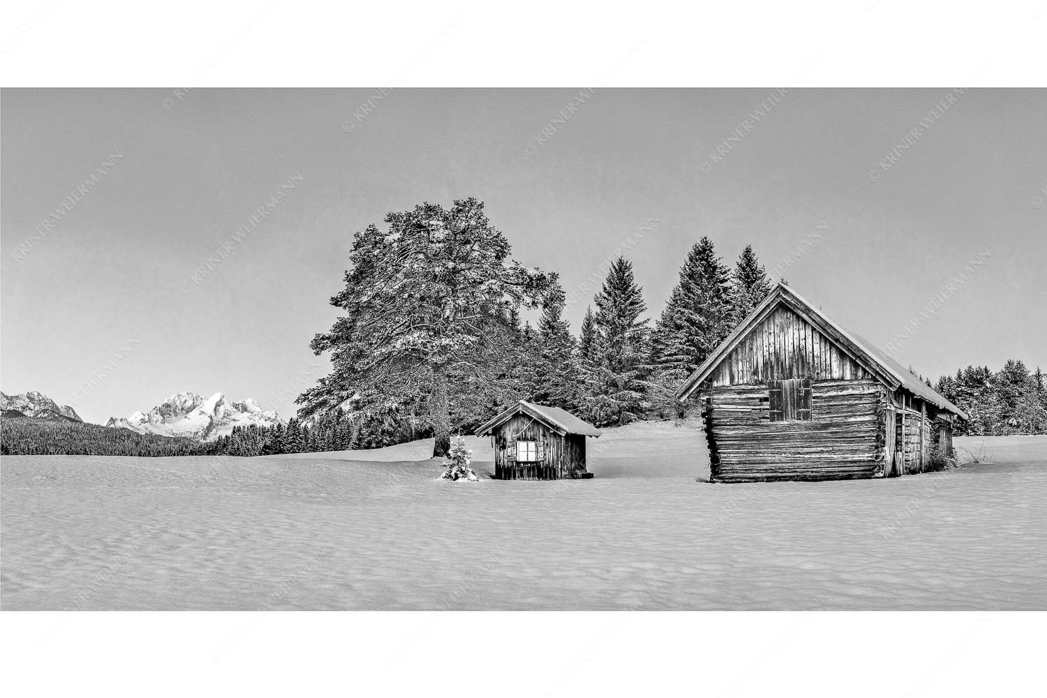 Staade Zeit II – Seitenverhältnis 2:1 — Christbaum an Hütte mit Wetterstein Adventliche Stimmung an Wiesmahdhütterl mit Blick auf Zugspitzmassiv