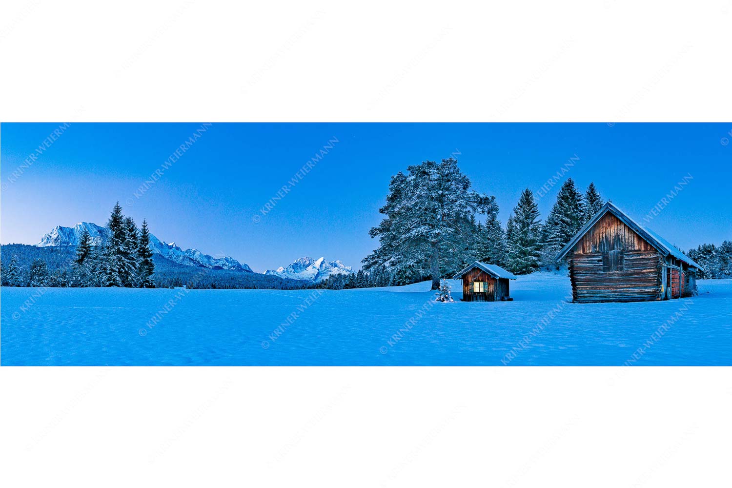 Staade Zeit II – Seitenverhältnis 3:1 — Christbaum an Hütte mit Wetterstein Adventliche Stimmung an Wiesmahdhütterl mit Blick auf Zugspitzmassiv