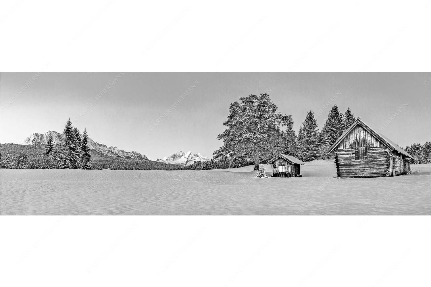Staade Zeit II – Seitenverhältnis 3:1 — Christbaum an Hütte mit Wetterstein Adventliche Stimmung an Wiesmahdhütterl mit Blick auf Zugspitzmassiv