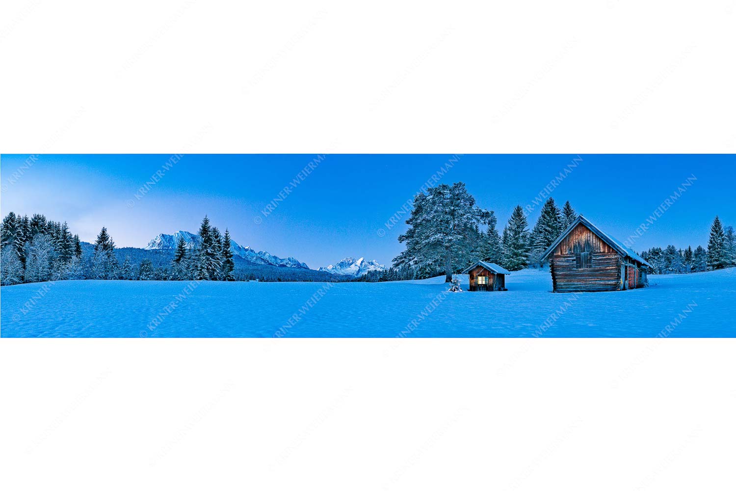 Staade Zeit II – Seitenverhältnis 4:1 — Christbaum an Hütte mit Wetterstein Adventliche Stimmung an Wiesmahdhütterl mit Blick auf Zugspitzmassiv