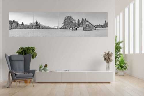 Adventliche Stimmung an Wiesmahdhütterl mit Blick auf Zugspitzmassiv - Staade Zeit II - 4er Split, Größe ca. 280x70cm, Seitenverhältnis 4:1 - Christbaum an Hütte mit Wetterstein - weitere Infos unter https://www.kriner-weiermann.de