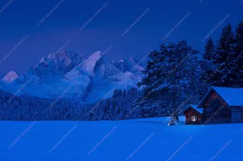 Weihnachtliches Wiesmahdhütterl mit dem ersten Licht an der Alpspitze Und Zugspitze - Staade Zeit - Seitenverhältnis 3:2 - Weihnachtsstimmung mit Alpspitze - weitere Infos unter https://www.kriner-weiermann.de