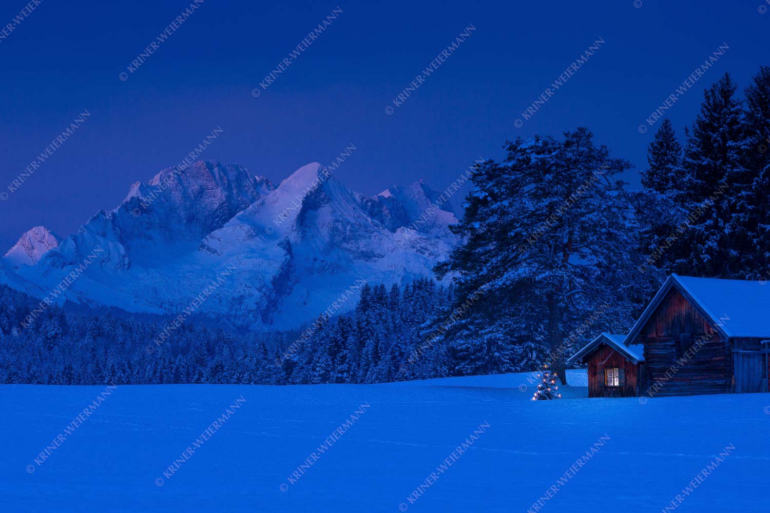 Staade Zeit – Seitenverhältnis 3:2 — Weihnachtsstimmung mit Alpspitze Weihnachtliches Wiesmahdhütterl mit dem ersten Licht an der Alpspitze Und Zugspitze