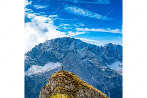 Blick vom Feldernjoch im Wetterstein auf die Mieminger Kette - Standpunkt - Seitenverhältnis 1:1 - Wanderer am Feldernjoch - weitere Infos unter https://www.kriner-weiermann.de