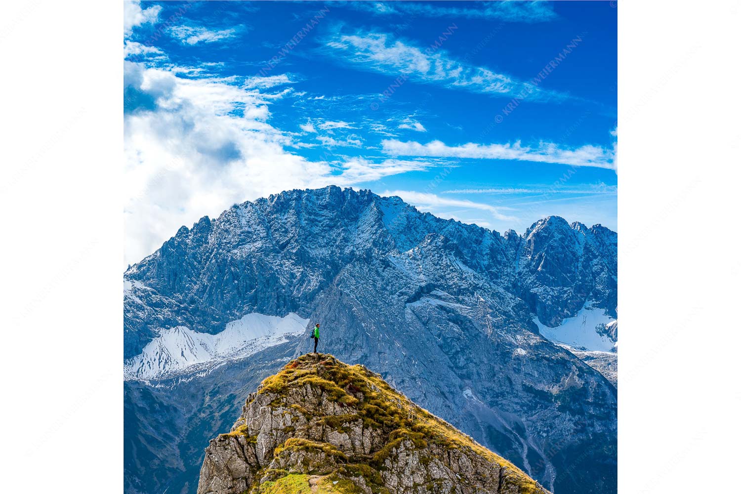 Standpunkt – Seitenverhältnis 1:1 — Wanderer am Feldernjoch Blick vom Feldernjoch im Wetterstein auf die Mieminger Kette