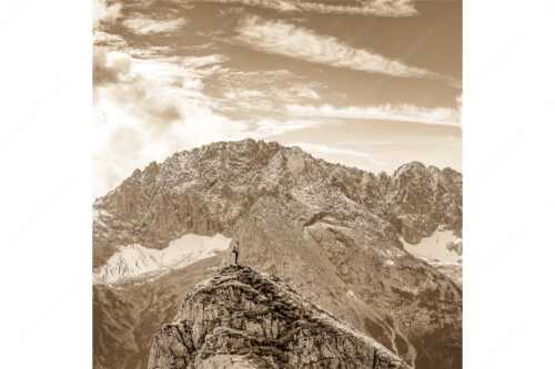 Blick vom Feldernjoch im Wetterstein auf die Mieminger Kette - Standpunkt - Seitenverhältnis 1:1 - Wanderer am Feldernjoch - weitere Infos unter https://www.kriner-weiermann.de