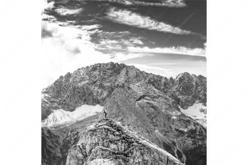 Blick vom Feldernjoch im Wetterstein auf die Mieminger Kette - Standpunkt - Seitenverhältnis 1:1 - Wanderer am Feldernjoch - weitere Infos unter https://www.kriner-weiermann.de