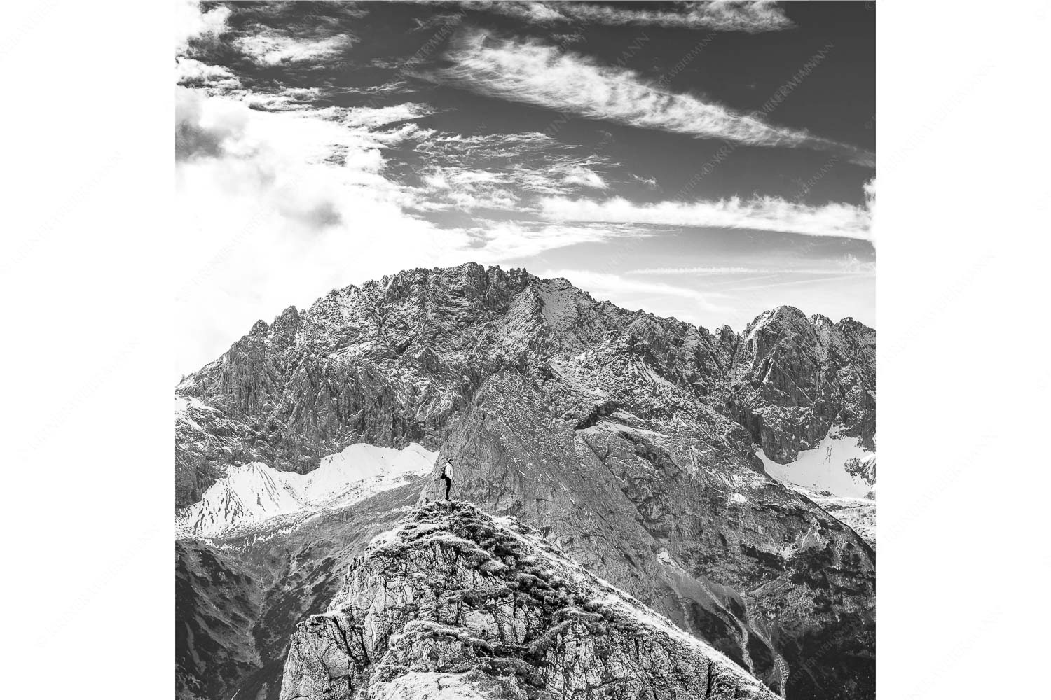 Standpunkt – Seitenverhältnis 1:1 — Wanderer am Feldernjoch Blick vom Feldernjoch im Wetterstein auf die Mieminger Kette