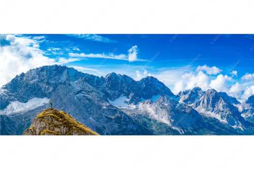 Blick vom Feldernjoch im Wetterstein auf die Mieminger Kette - Standpunkt - Seitenverhältnis 2,5:1 - Wanderer am Feldernjoch - weitere Infos unter https://www.kriner-weiermann.de