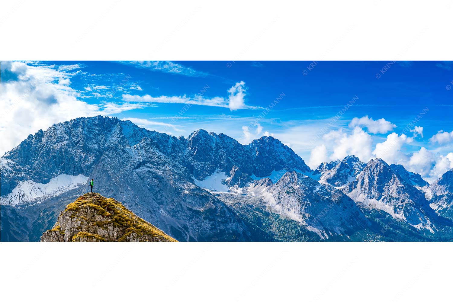Blick vom Feldernjoch im Wetterstein auf die Mieminger Kette - Standpunkt - Seitenverhältnis 2,5:1 - Wanderer am Feldernjoch - weitere Infos unter https://www.kriner-weiermann.de