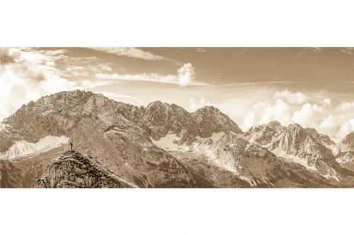 Blick vom Feldernjoch im Wetterstein auf die Mieminger Kette - Standpunkt - Seitenverhältnis 2,5:1 - Wanderer am Feldernjoch - weitere Infos unter https://www.kriner-weiermann.de