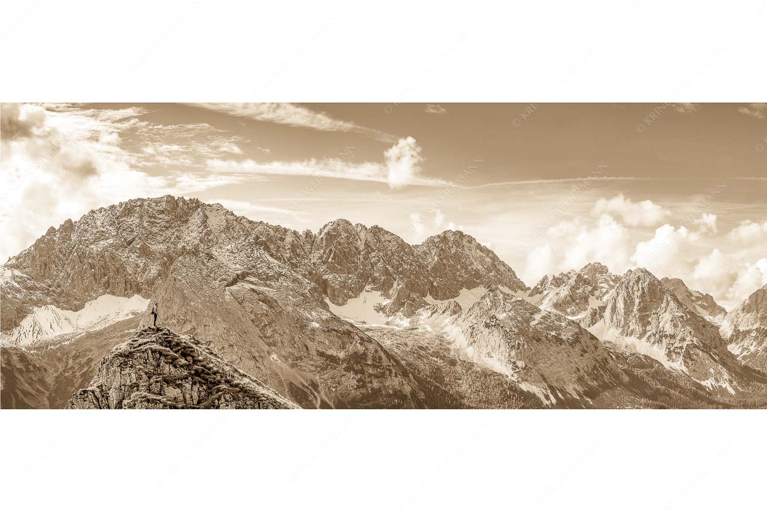 Blick vom Feldernjoch im Wetterstein auf die Mieminger Kette - Standpunkt - Seitenverhältnis 2,5:1 - Wanderer am Feldernjoch - weitere Infos unter https://www.kriner-weiermann.de